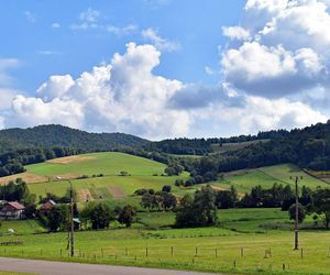 W tej wsi na Podkarpaciu mieścił się klasztor bazylianów.  Ponad nią wznosi się góra o dumnej nazwie