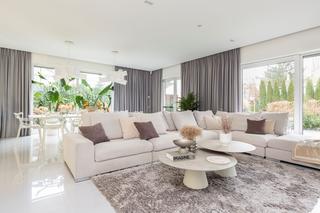 Dom w jasnych kolorach w Starych Bibicach