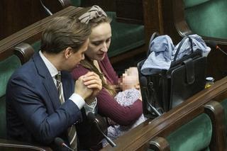 Krzysztof Bosak z żoną Kariną i dzieckiem w Sejmie