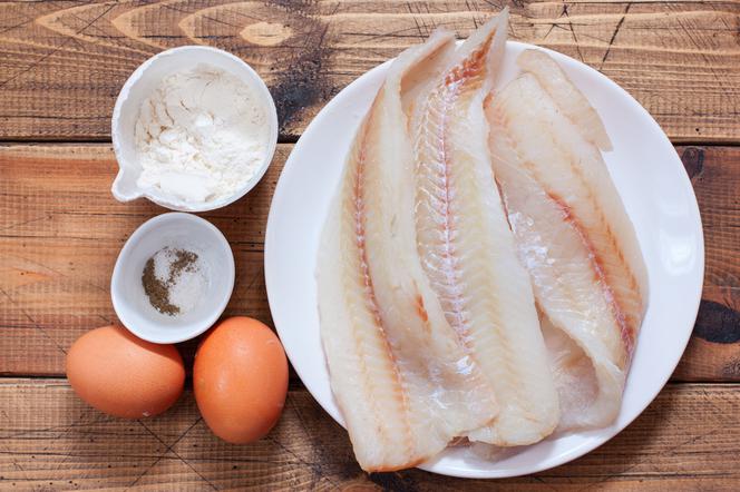 Ryba smażona w cieście naleśnikowym: przepis krok po kroku