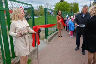 Nowy plac zabaw przy SP nr 8 w Siedlcach jest ogólnodostępny dla wszystkich mieszkańców miasta i dostosowany do potrzeb osób z niepełnosprawnością ruchową