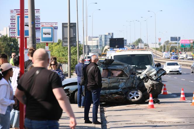 Wypadek w Alejach Jerozolimskich. Samochód uderzył w autobus. Kierowca osobówki nie żyje