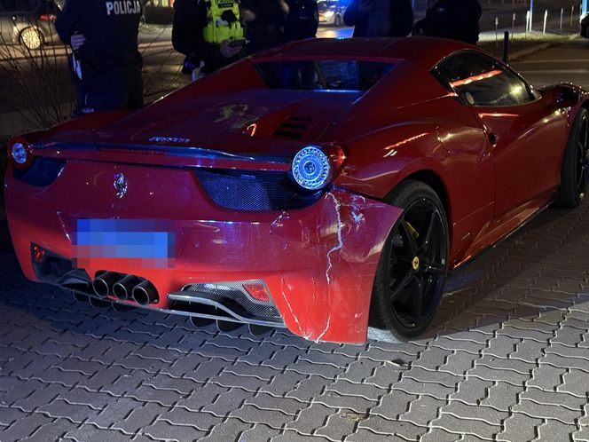 Znany TikToker driftował czerwonym Ferrari. Rozbił auto i uciekł