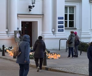 Społeczność UW pożegnała zaatakowaną pracowniczkę (8.05.2025)