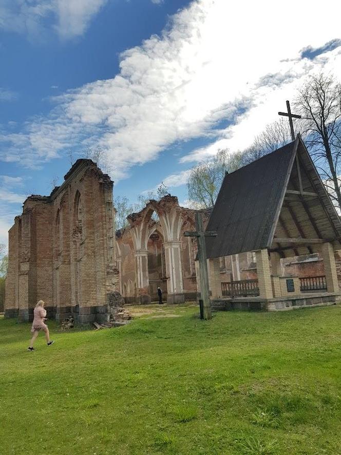 Zwiedziliśmy zabytkowe ruiny kościoła w Jałówce. Poznaj historię wyjątkowego miejsca [ZDJĘCIA]