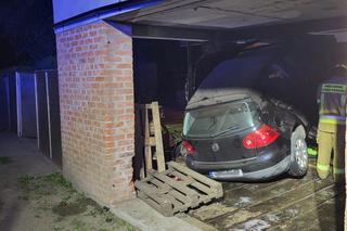 Widawa. Wypadł z drogi i wjechał volkswagenem do budynku! Zniszczył malucha i ciągnik [ZDJĘCIA]