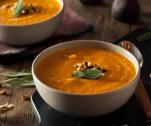 Zupa marchewkowa z sokiem pomarańczowym. Jej smak podkręć brandy