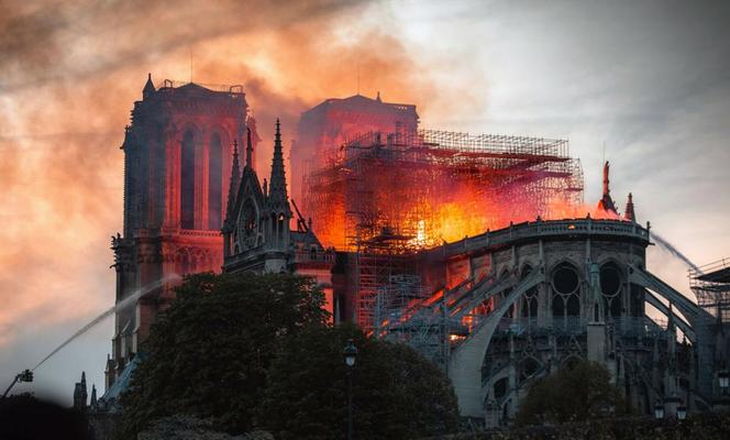 Notre-Dame płonie - zwiastun i data premiery