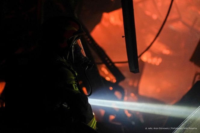  Kawle. Pożar zakładu przetwórstwa drobiowego. 120 strażaków walczy z żywiołem w czwartek, 14 sierpnia. Jeden z nich zaginął [ZDJĘCIA]