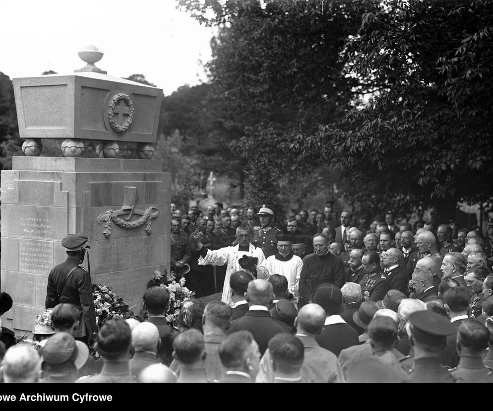 Tak obchodzono Wszystkich Świętych w Krakowie 100 lat temu. Cmentarz Rakowicki trudno rozpoznać [GALERIA]