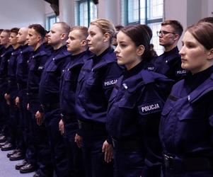 Ślubowanie nowych policjantów w Olsztynie. W szeregi wstąpiło 24 funkcjonariuszy [ZDJECIA]