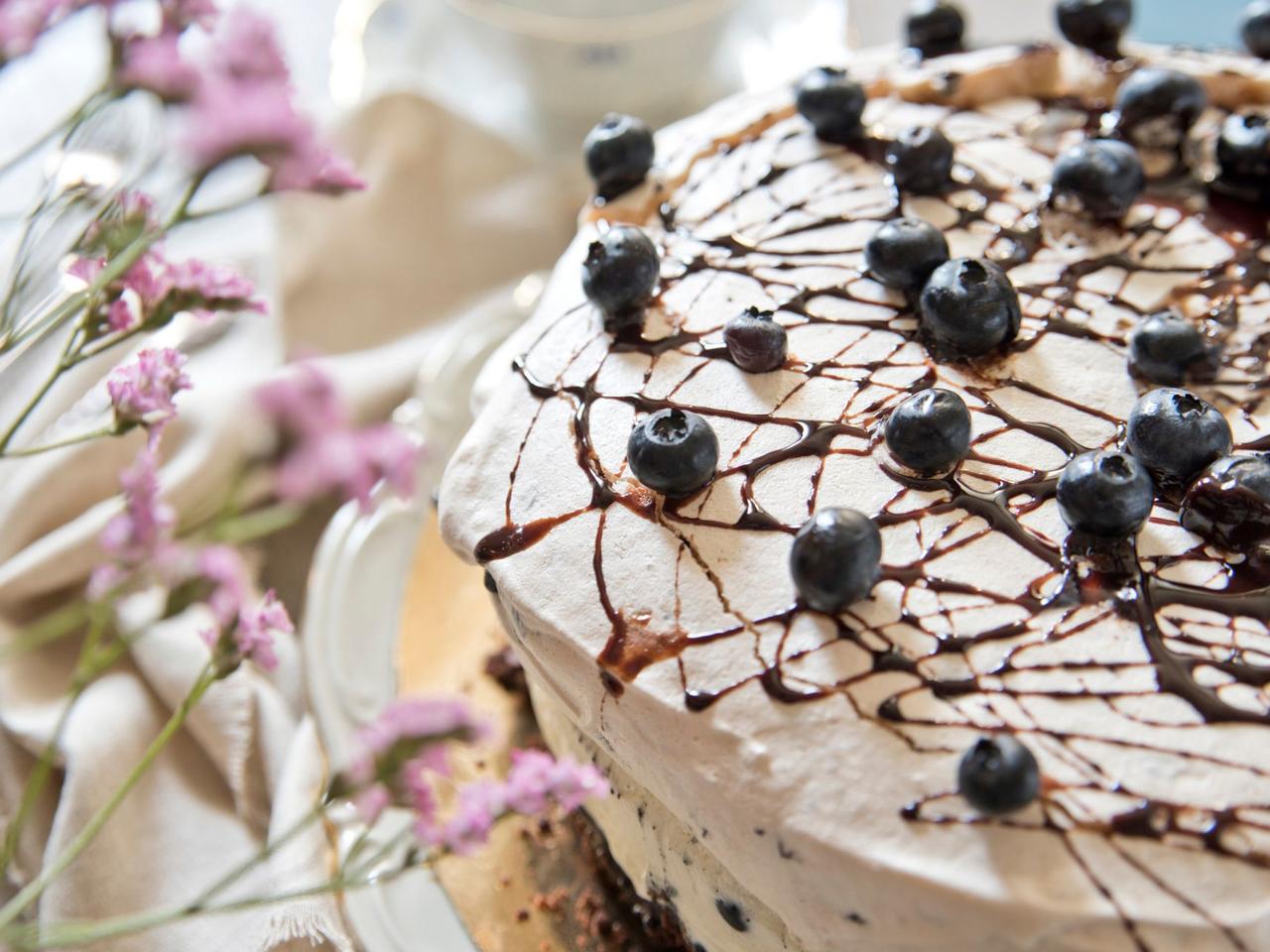 Ciasto CASIS - biszkopt czekoladowy z bitą śmietaną, bezą i aromatem czarnych porzeczek