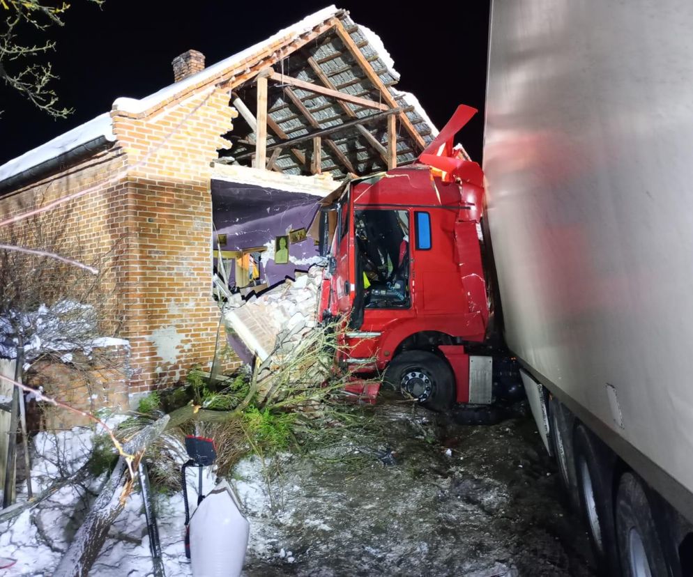 Zaleszany. Tir uderzył w dom