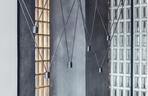 Nowoczesna lampa nad stołem w apartamencie młodego estety