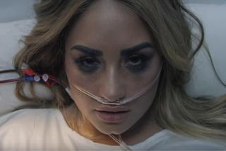 Demi Lovato w teledysku Dancing With The Devil śpiewa ze szpitalnego łóżka. Mocny przekaz