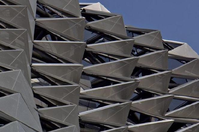 Międzynarodowe Centrum Kongresowe w Dalian (Chiny), detal pokrytej perforowanymi panelami aluminiowymi elewacji. Fot. Christiano Bianchi
