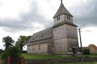 To jedno z nielicznych takich miejsc na Mazurach. Drewniany kościółek robi wrażenie!