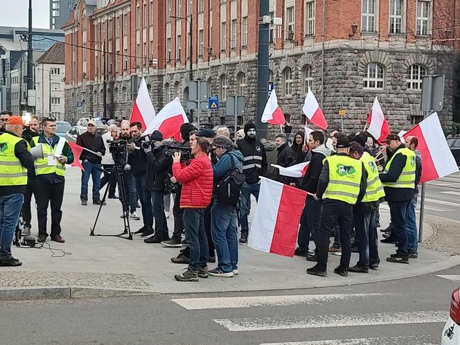 Protest rolników w Olsztynie. Nie zgadzają się importowi ukraińskiego zboża do Polski [ZDJĘCIA]