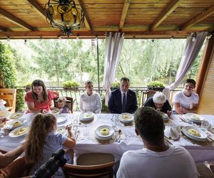 Karol i Marta Nawroccy na obiedzie u rodziny spod Kolbuszowej, na stole same smakołyki
