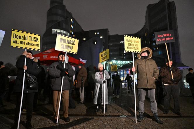 Kolejny dzień protestu przed siedzibą TVP