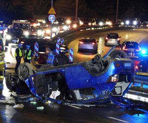 Auto rosyjskiej ambasady dachowało w Warszawie! Odłamki uszkodziły inne pojazdy