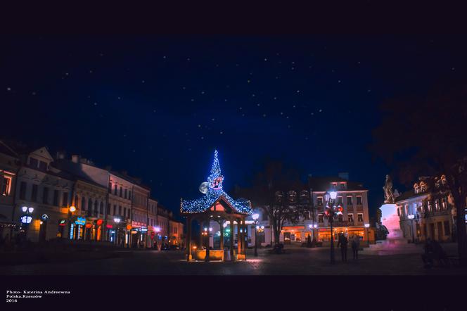 Rynek w Rzeszowie nocą potrafi być piękny