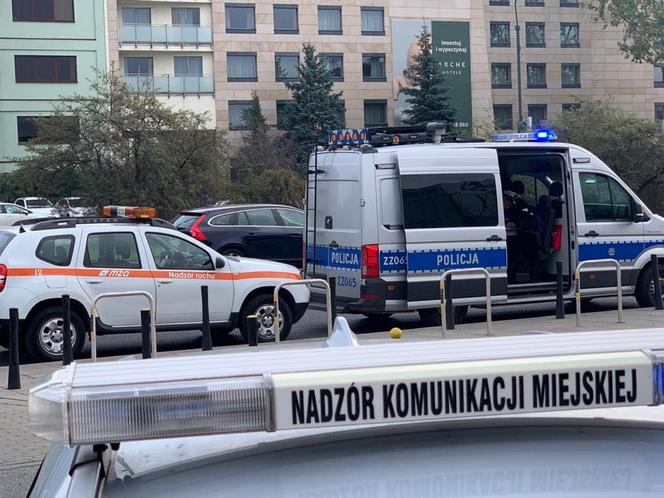 Dramat pasażerów miejskiego autobusu w Warszawie. Cztery osoby ranne