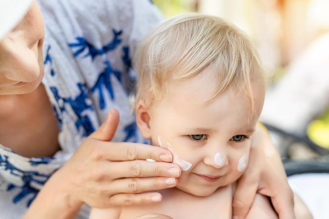 Wielu rodziców robi tak latem, chcąc chronić skórę dziecka. Dermatolog: to jest ewidentny błąd