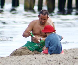 Michał Koterski na plaży z rodziną