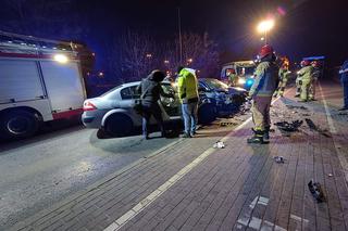 Czołowe zdarzenie dwóch samochodów na ul. Artyleryjskiej w Bydgoszczy! [ZDJĘCIA]