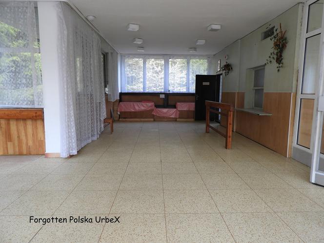 Lalka "śpiąca" w łóżku i urządzenia rehabilitacyjne. Co znajduje się w opuszczonym sanatorium przy polskiej granicy? [ZDJĘCIA]