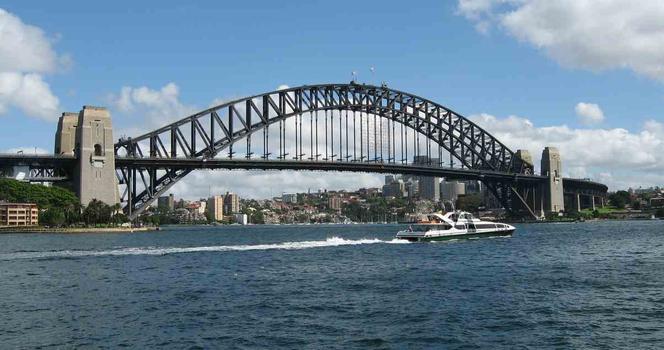Najszerszy most świata. Sydney Harbour Bridge, most w Sydney (Australia) od 1932 roku pozostaje najszerszym mostem świata; na 49 metrach szerokości mieści 8 pasów jazdni, 2 linie kolejowe, ścieżkę row
