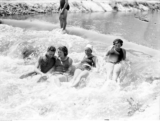 Plażowicze podczas kąpieli. Zdjęcie zrobione w 1930 roku 