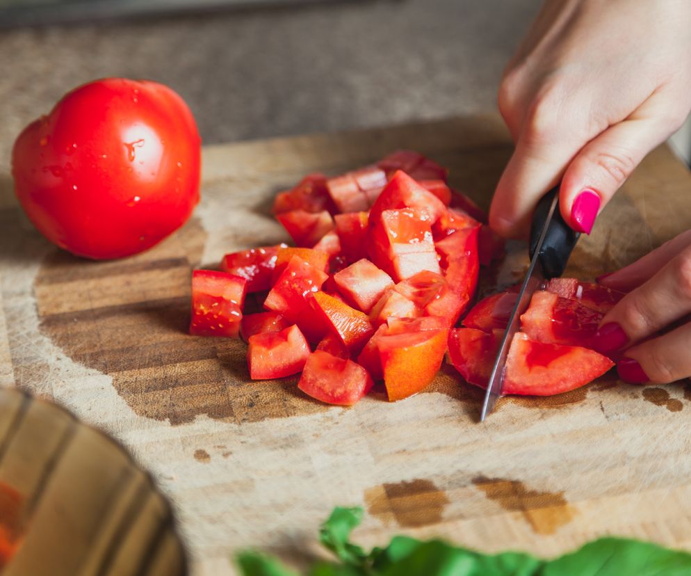 Kobieta kroi pomidory