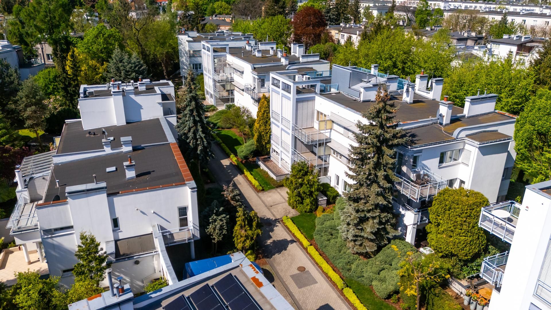 Osiedle przy Hozjusza w Warszawie z lat 90. Projekt: JEMS