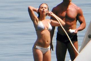 Scarlett Johansson CHŁODZI wodą ROZGRZANE ciało