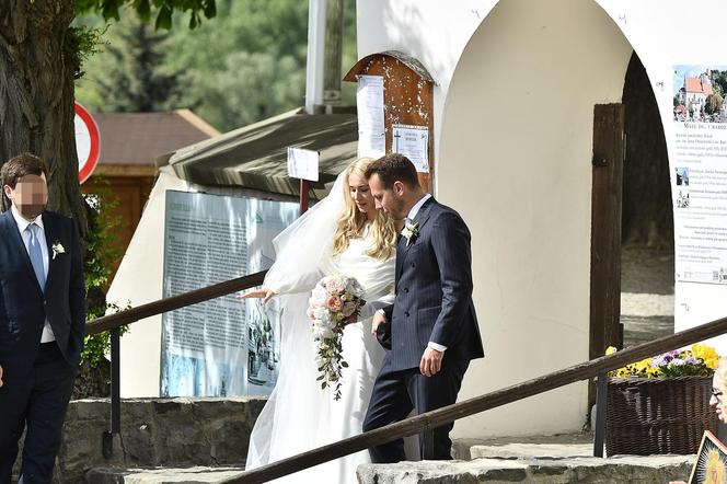 Posłowie Moskal i Kanthak na ślubnym kobiercu. Takie garnitury wybrali