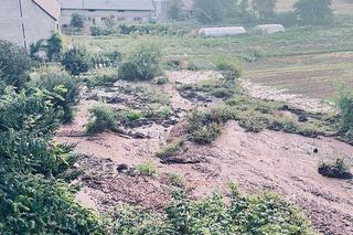 Ogromna awaria wodociągu koło Złotoryi. Mieszkańcy są bez wody, droga jest zablokowana