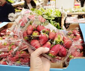 Piękna skóra i zdrowa wątroba. Zalety czerwcowych owoców i warzyw
