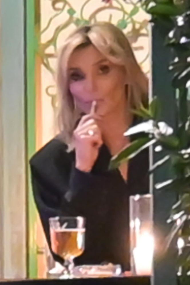 Anna Lewandowska w nocy pali elektryczne papierosy