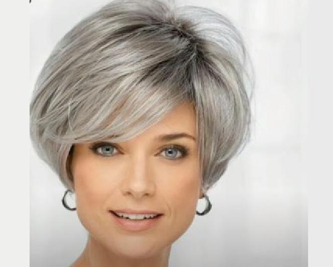 Odmładzająca fryzura na siwe włosy dla kobiet po 60-tce