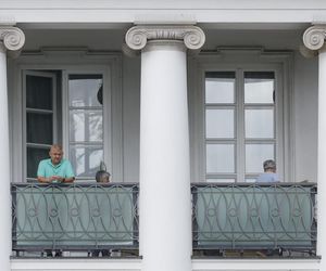 Rodzina Nawrockich przejęła Belweder: Kasia w kasku na hulajnodze, teściowe na balkonie