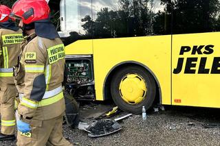 Niebezpieczny wypadek w Karpaczu! Ponad 20 osób rannych w wyniku zderzenia osobówki z autobusem 