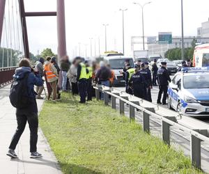 Aktywiści znów blokują Warszawę. Przykleili się do mostu, interweniowało pogotowie