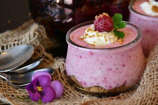Mrożony jogurt malinowy z miodem i płatkami migdałowymi: przepis