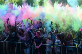 W Lubinie wybuchła bitwa... na kolorowe proszki. Zobacz zdjęcia z Festiwalu Kolorów! [GALERIA]