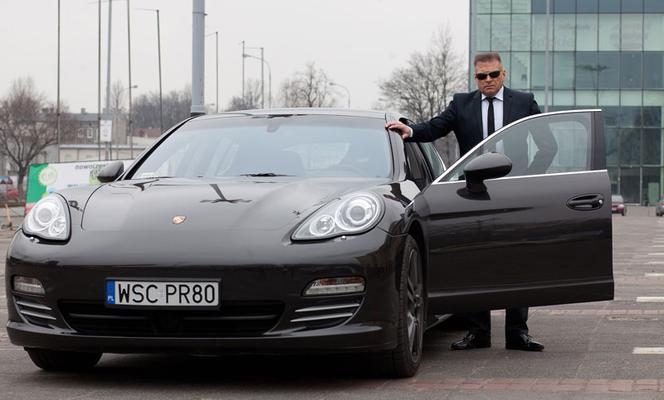 Detektyw Krzysztof Rutkowski w Porsche Panamera 4S