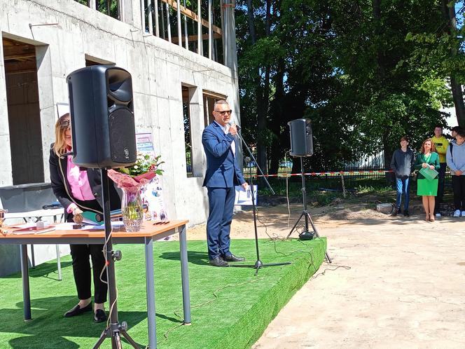 W ścianie budynku powstającego Branżowego Centrum Umiejętności w branży elektroenergetyki zamurowana została także kapsuła czasu