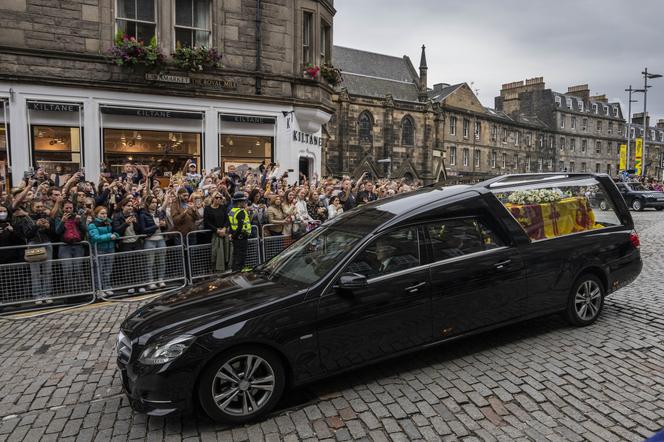 Trumna z ciałem królowej Elżbiety II dotarła do Edynburga