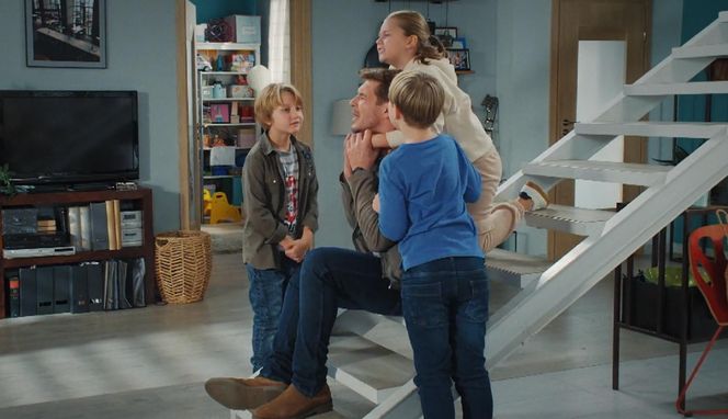 M jak miłość odc. 1850. Maja (Laura Jankowska), Szymek (Staś Szczypiński), jego kolega Maciek (Aleksander Sułek), Marcin (Mikołaj Roznerski) 